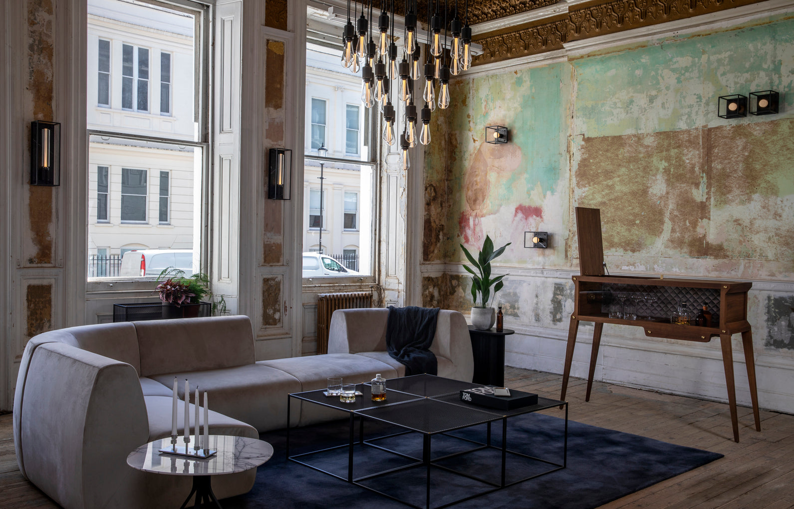 Forskellige Buster & Punch accessories, som lamper og Rockstar Bar, i en lejlighed
