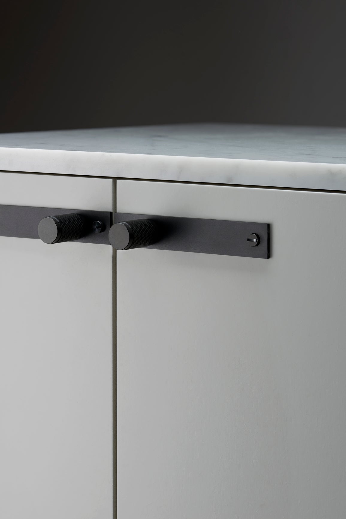 MØBELKNOP / PLATE / CROSS / SORT