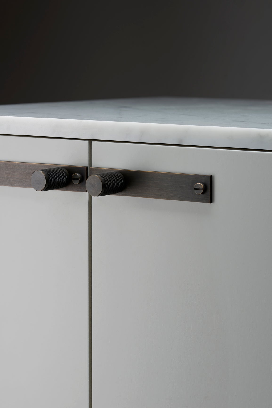 MØBELKNOP / PLATE / CROSS / SMOKED BRONZE