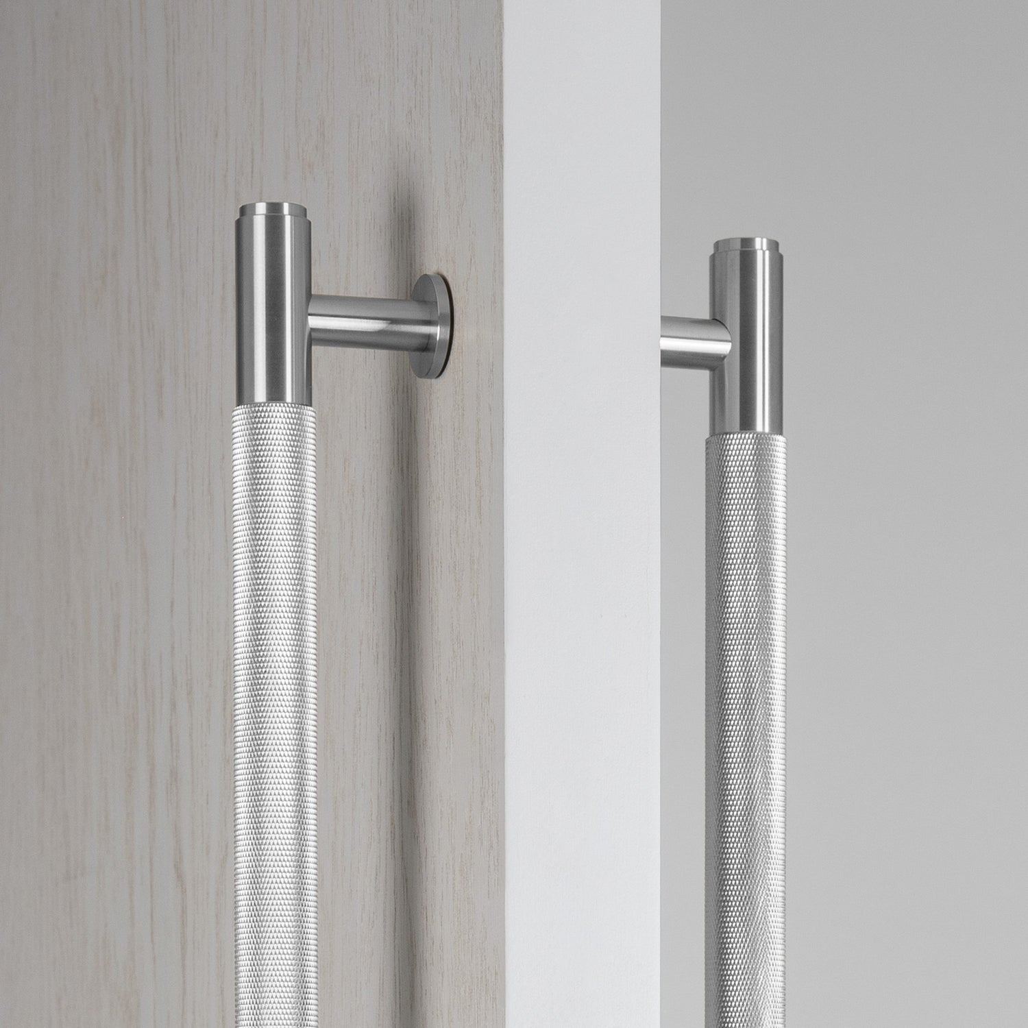 CLOSET BAR / DOBBELT-SIDET / CROSS / STEEL