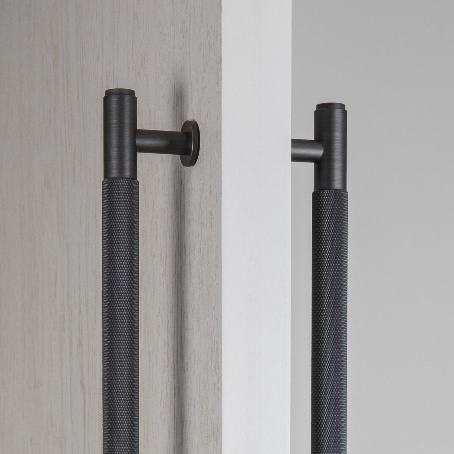 Pull bar / DOBBELTSIDET / RØGET BRONZE
