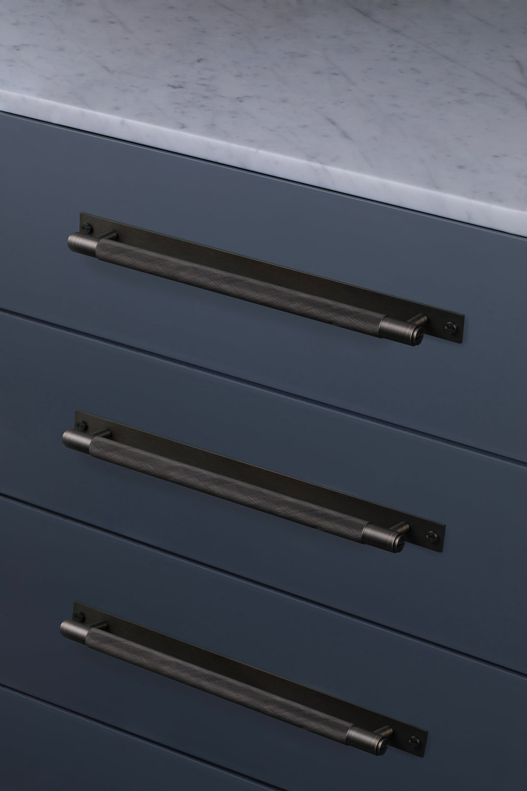 PULL BAR / PLATE / CROSS / SMOKED BRONZE