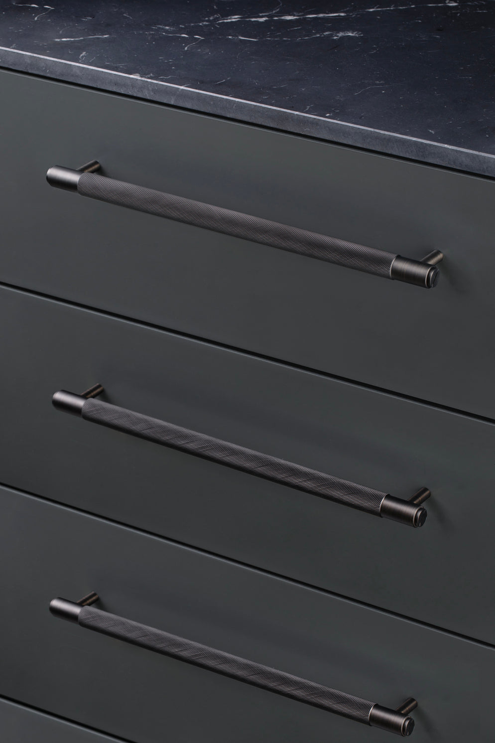 PULL BAR / CROSS / SMOKED BRONZE