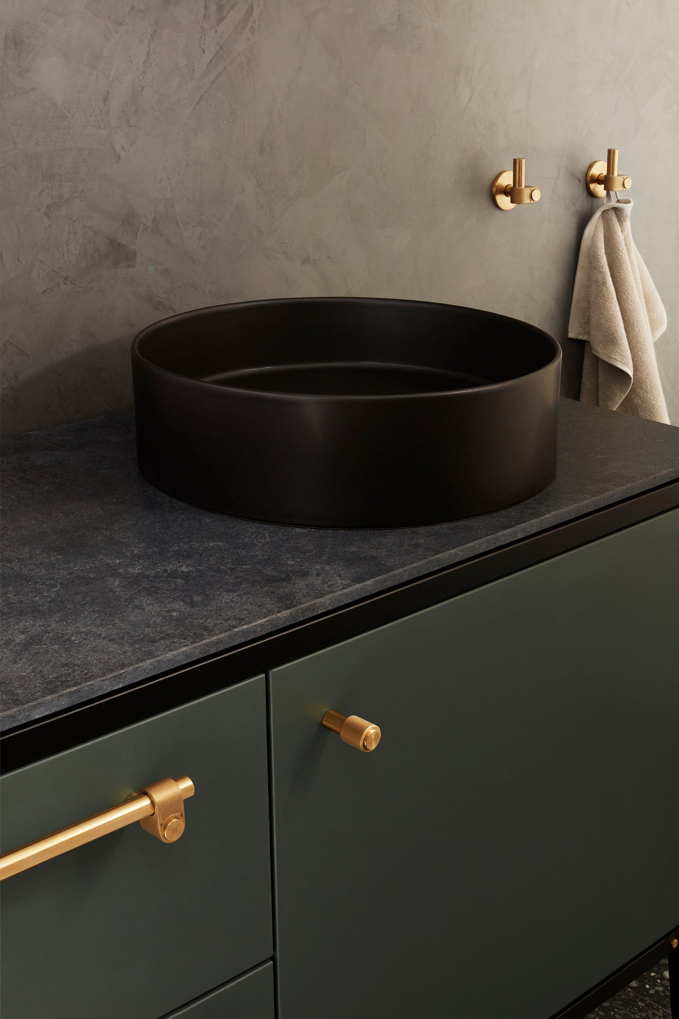 KROG / CAST / MESSING