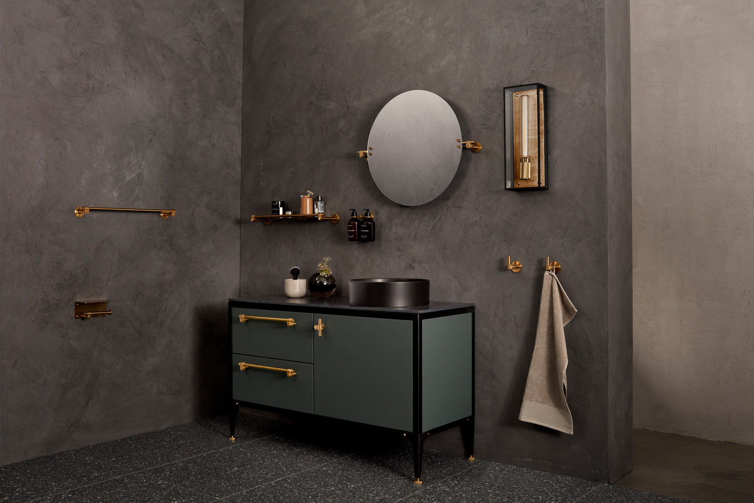 CAGED WET / WALL / STOR / MESSING