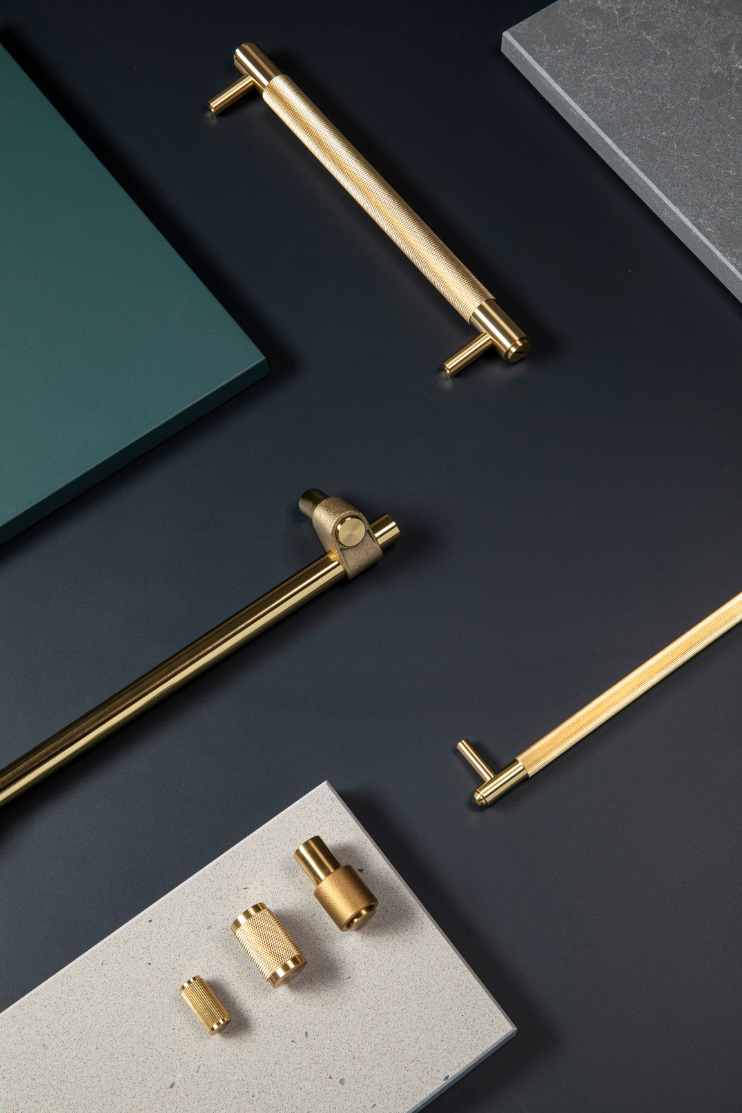 Forskellige Buster & Punch greb i messing og med cast, linear og cross finish