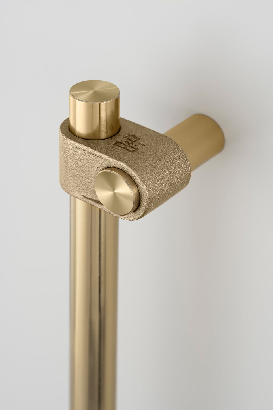 CLOSET BAR / CAST / MESSING