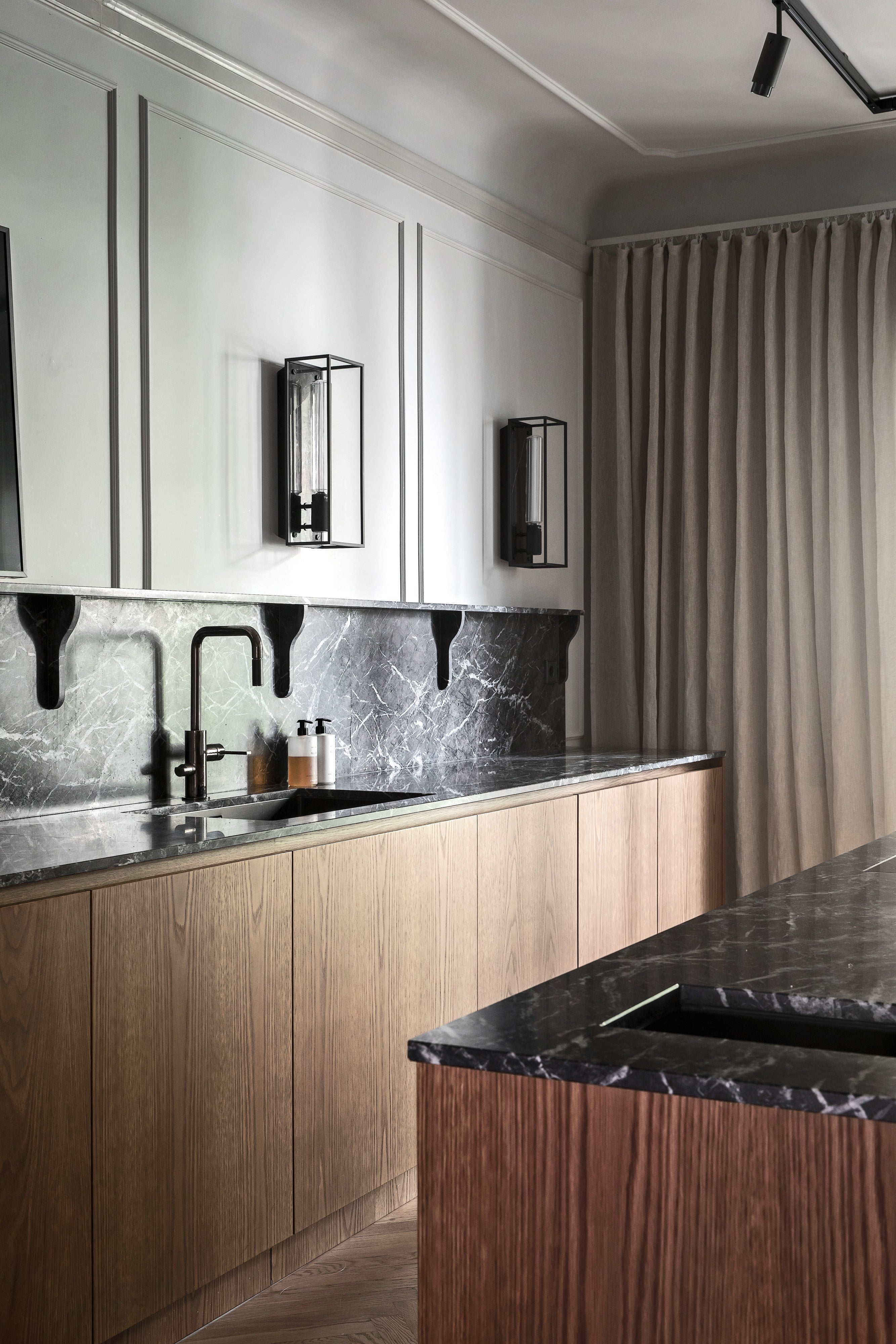 Caged Wall / STOR / SORT MARMOR