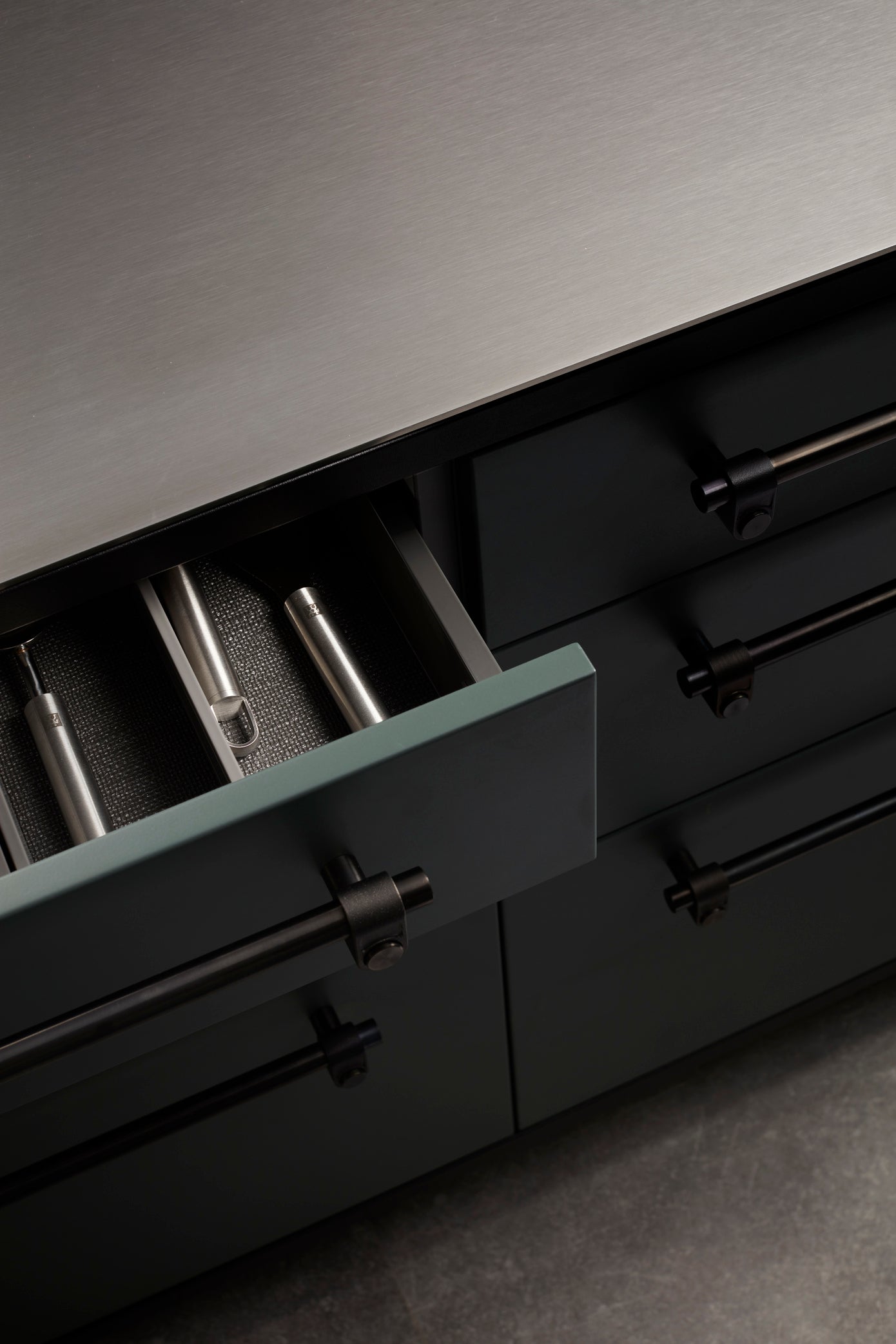 PULL BAR / CAST / SVEJSER SORT / LILLE