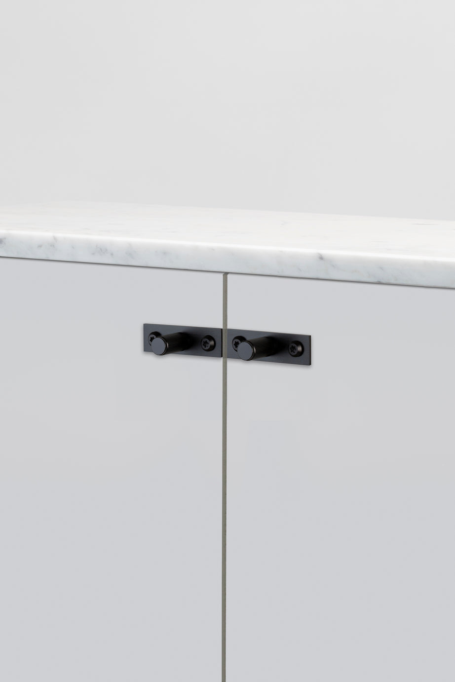 MØBELKNOP / PLATE / LINEAR / SORT