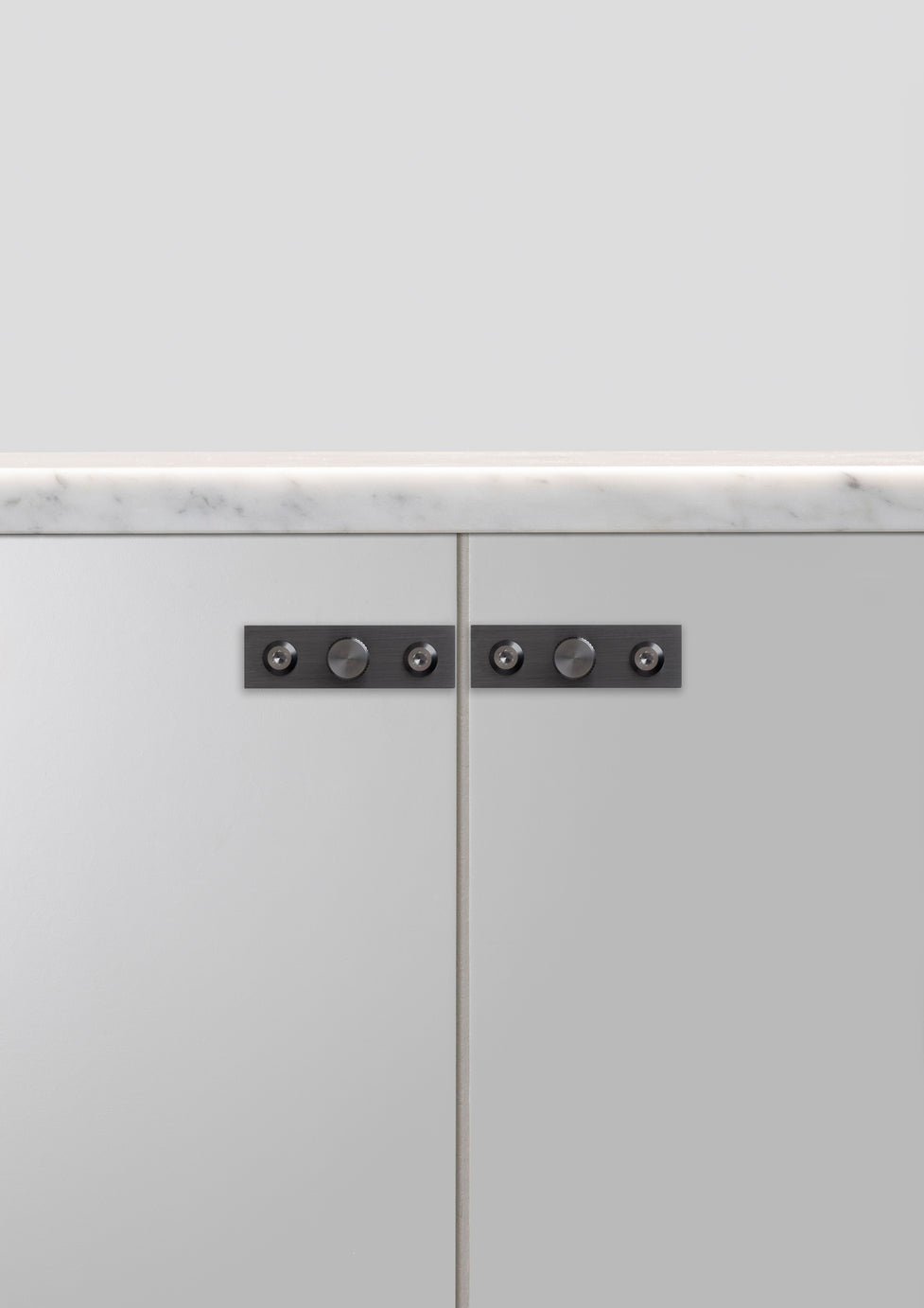 MØBELKNOP / PLATE / LINEAR / GUN METAL