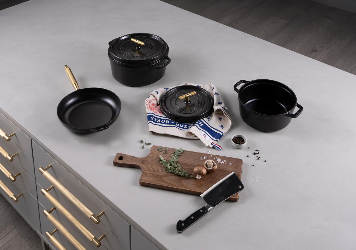 COKOTTE 24CM / 9,45 TOMMER / STAUB / SORT