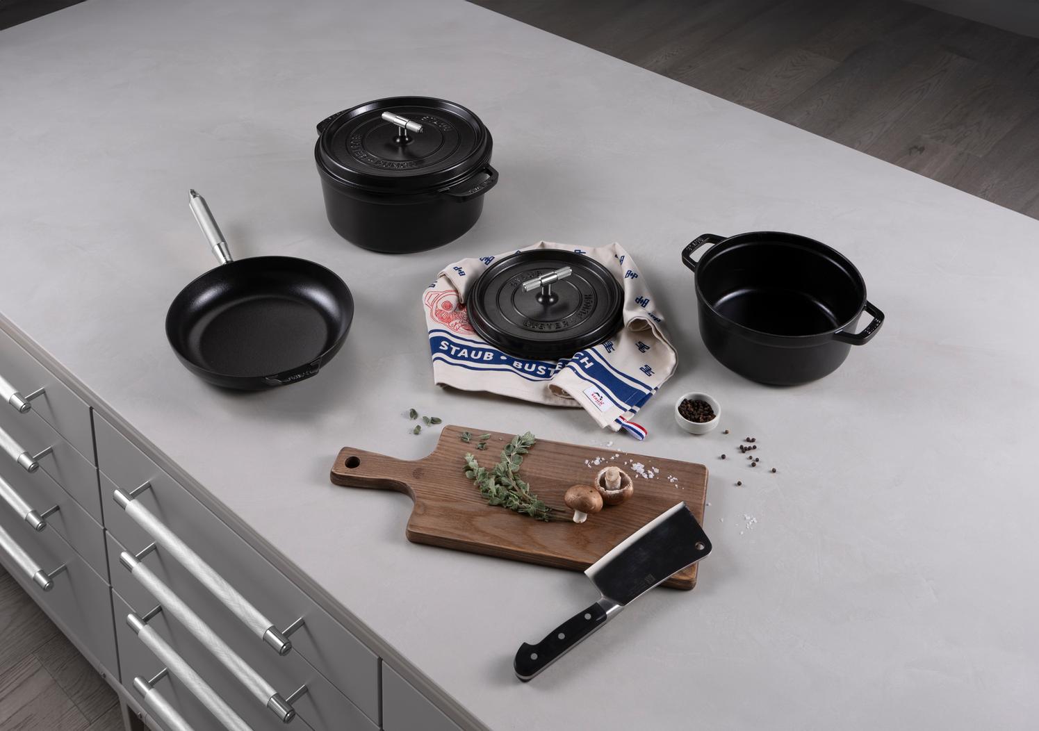 COKOTTE 24CM / 9,45 TOMMER / STAUB / SORT