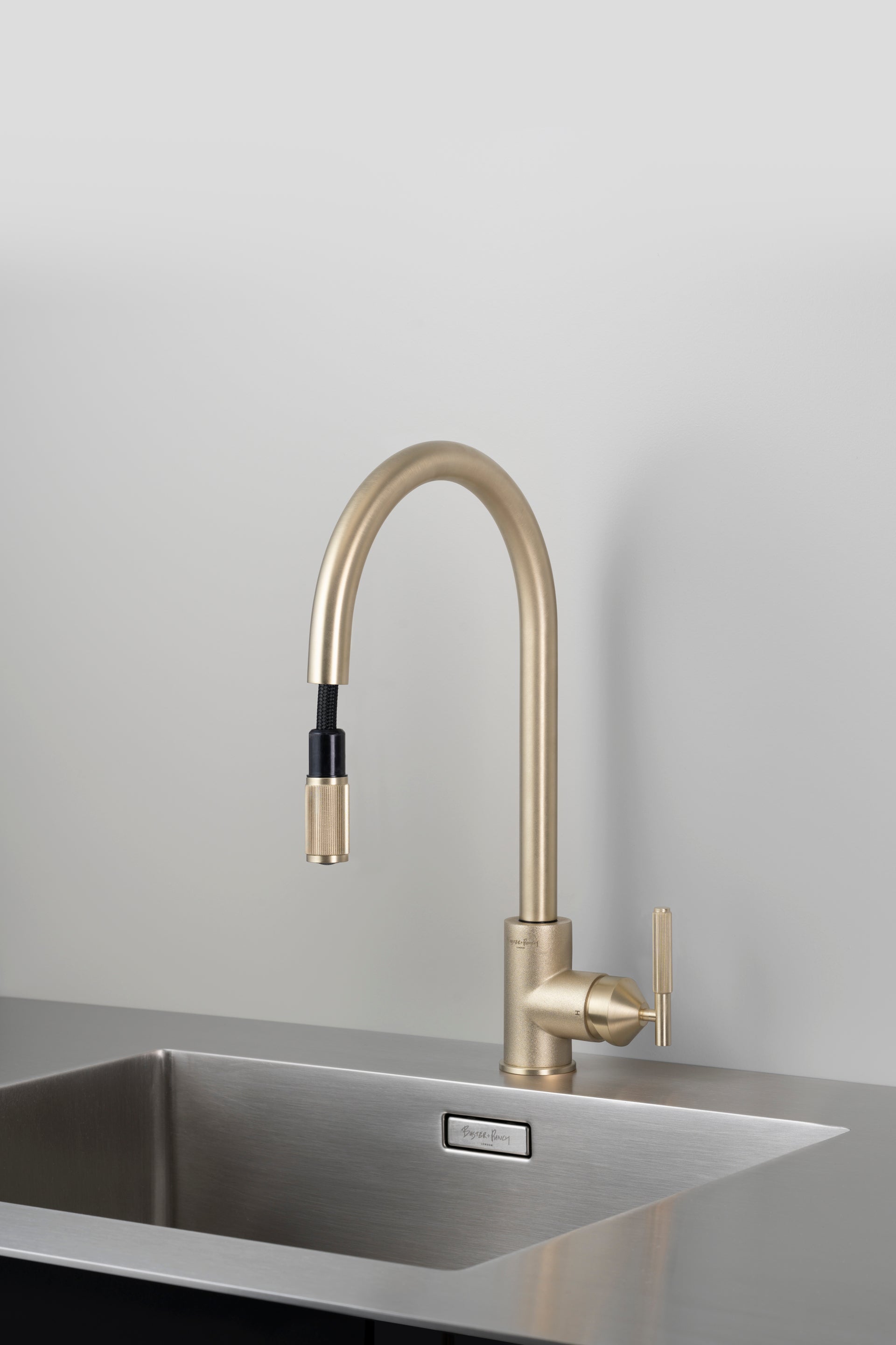 VANDHANE / BLANDINGSBATTERI MED UDTRÆKSSLANGE / LINEAR / MESSING