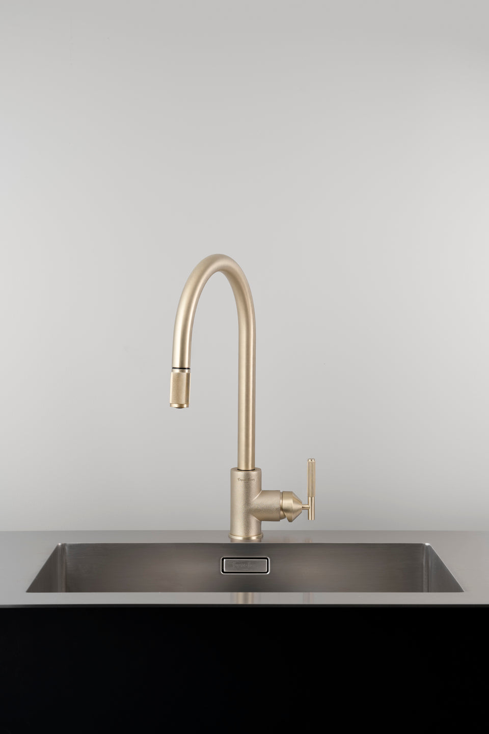 VANDHANE / BLANDINGSBATTERI MED UDTRÆKSSLANGE / LINEAR / MESSING