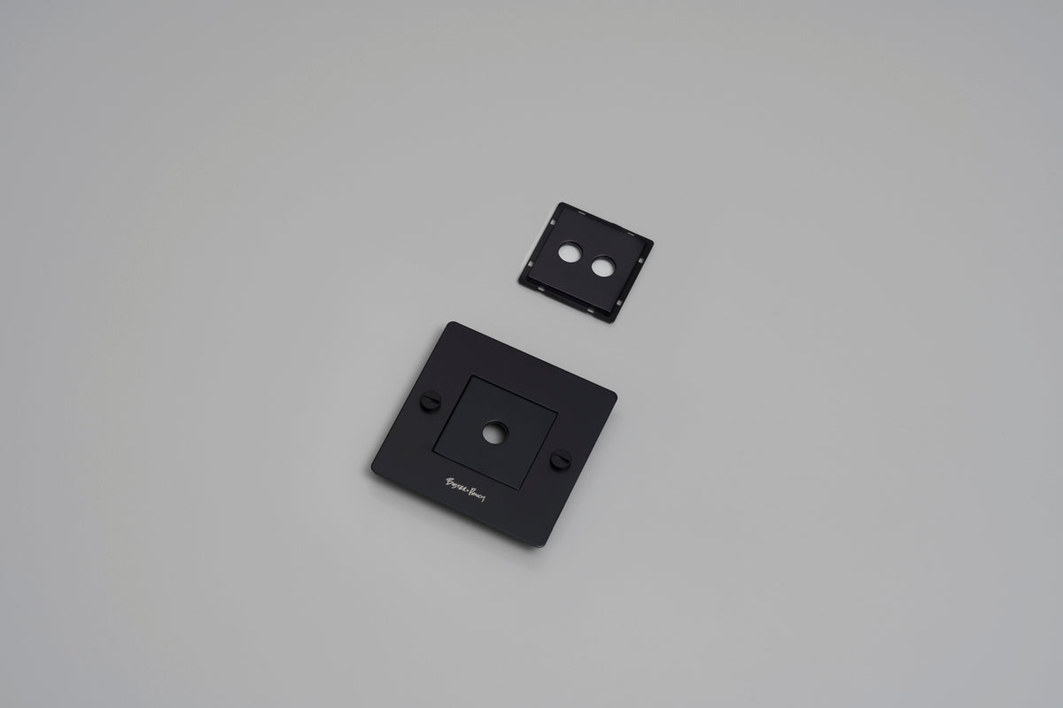 1G-frontplade / Med infills / Sort