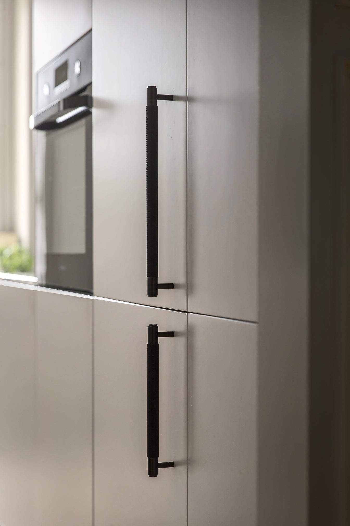 PULL BAR / CROSS / SMOKED BRONZE