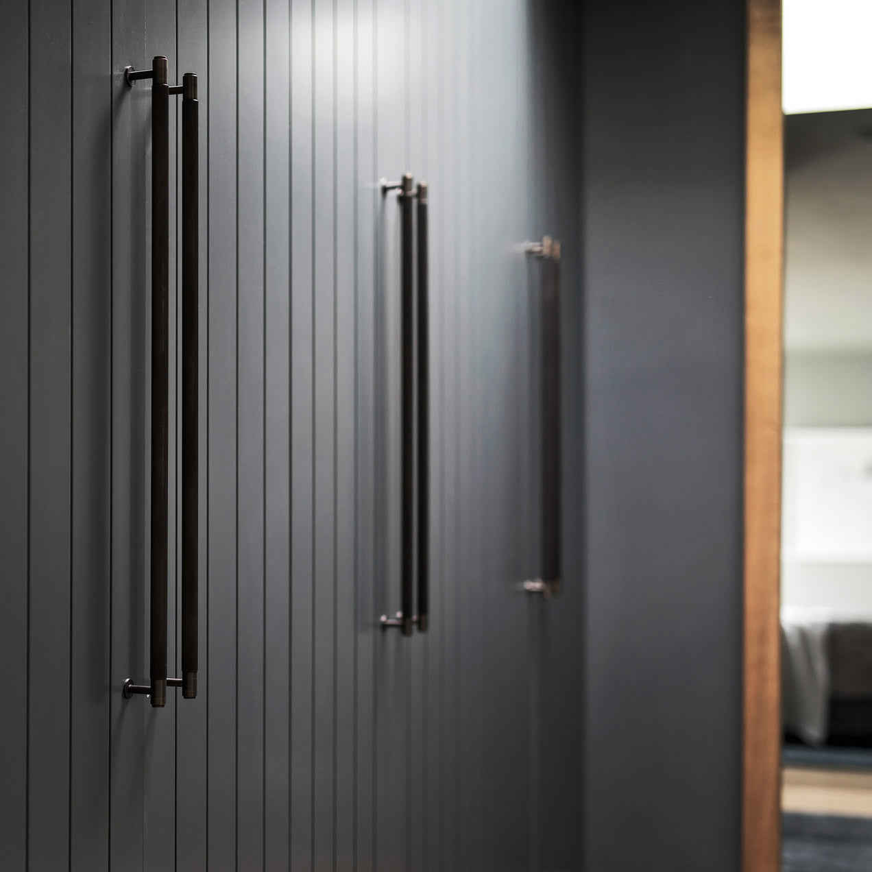 CLOSET BAR / CROSS / SMOKED BRONZE