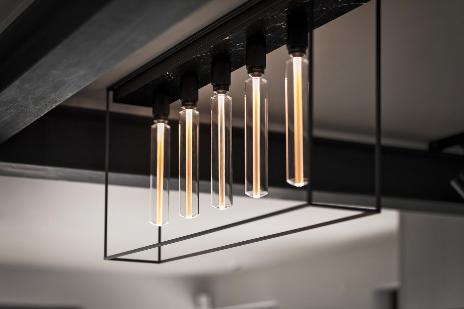 CAGED CEILING 5.0 / SORT MARMOR