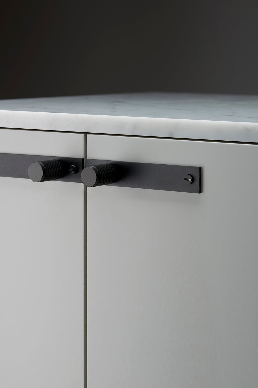 MØBELKNOP / PLATE / CROSS / SORT