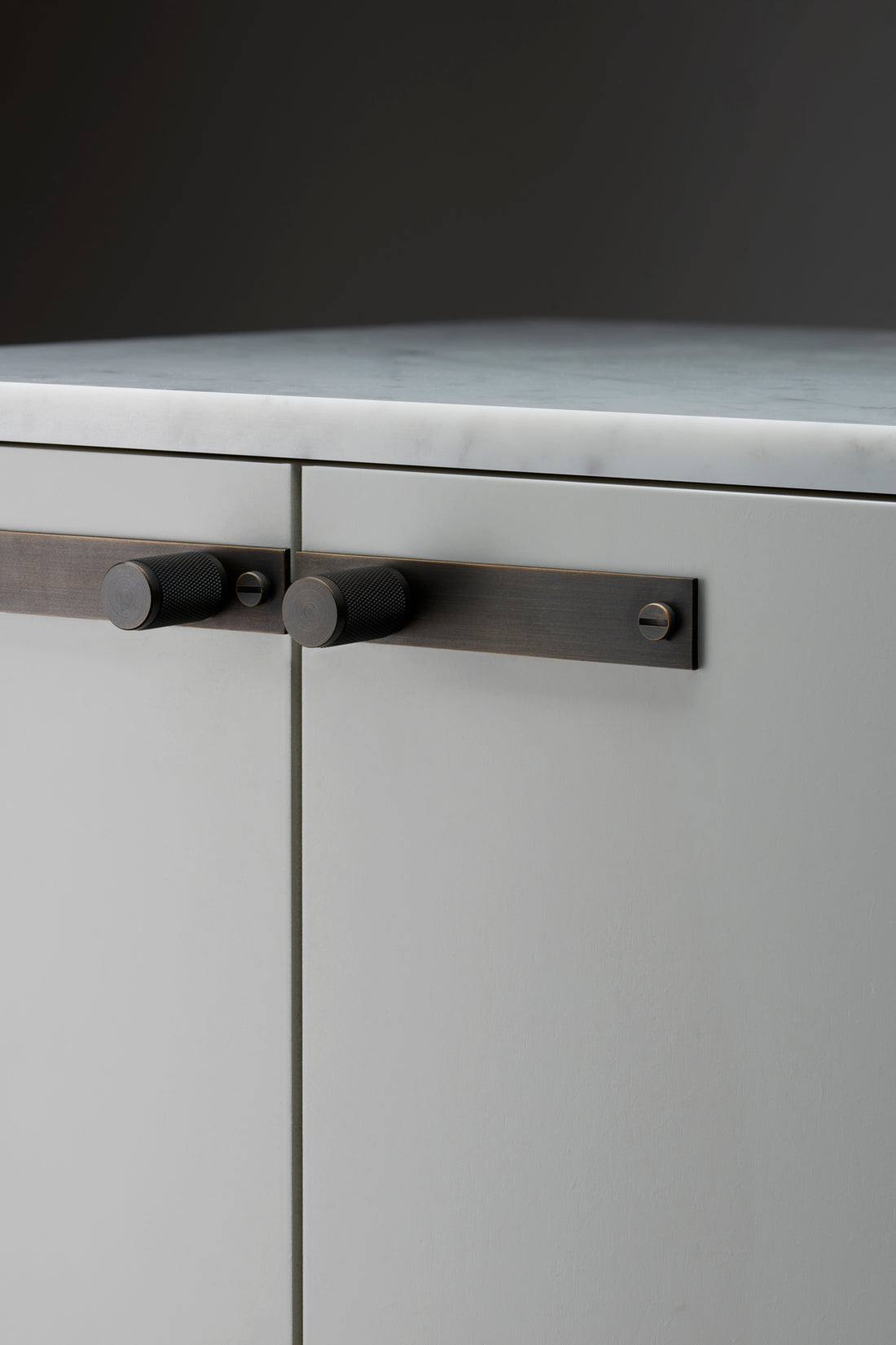 MØBELKNOP / PLATE / CROSS / SMOKED BRONZE