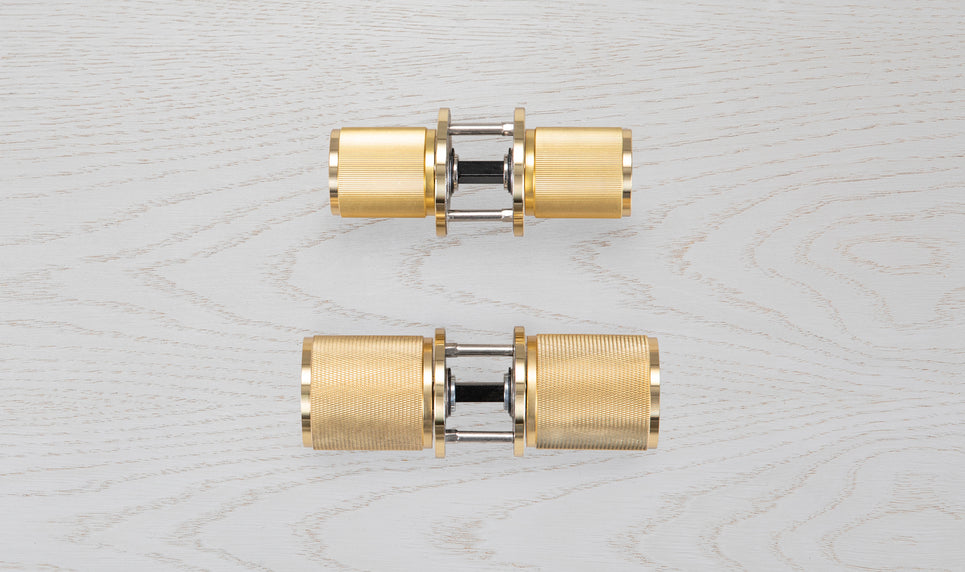 DOOR KNOB / LINEAR / BRASS