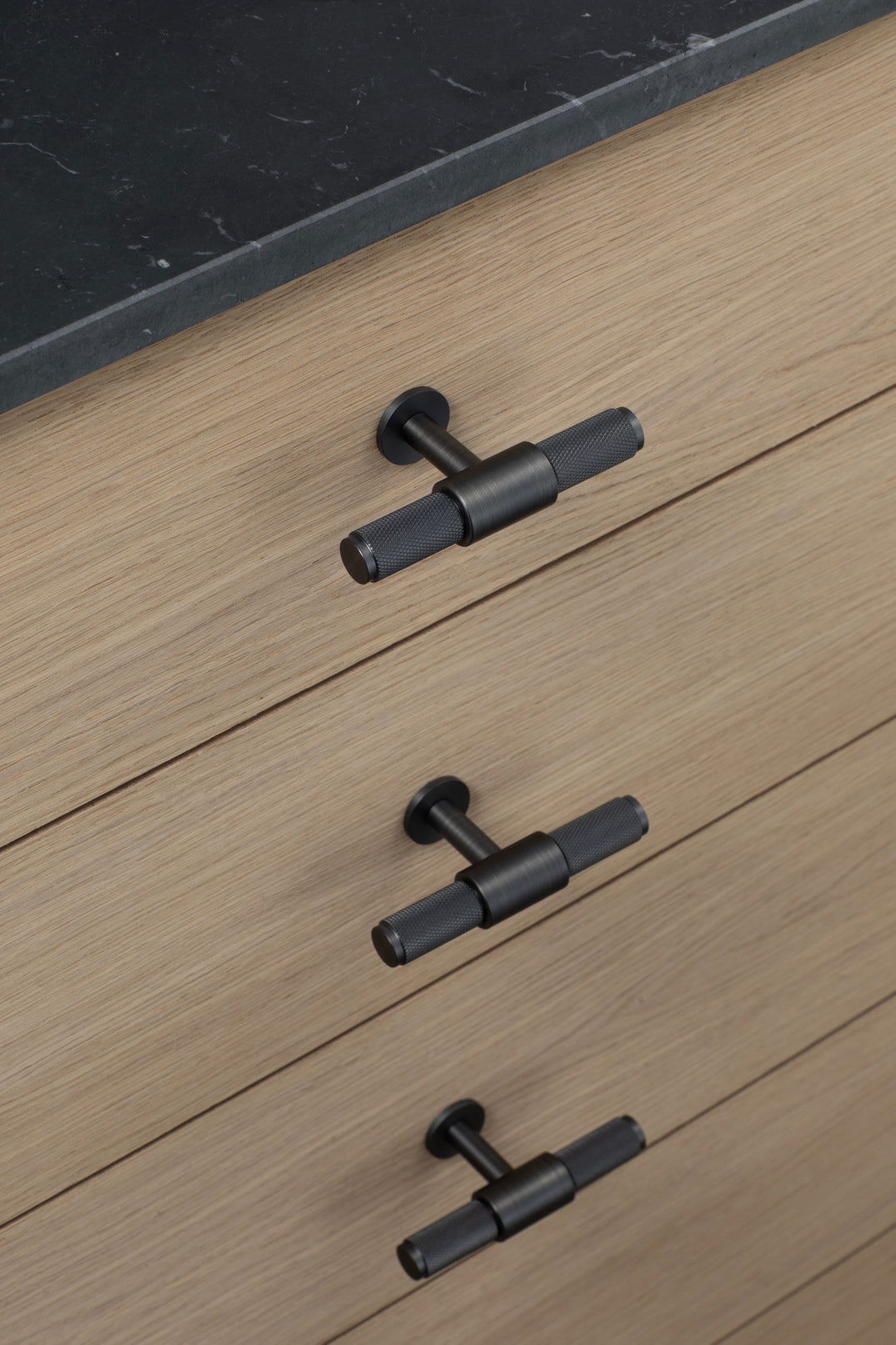 T-BAR / CROSS / SMOKED BRONZE