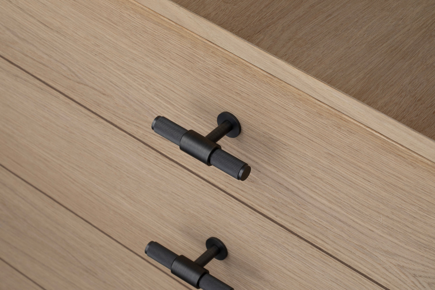 T-BAR / CROSS / SMOKED BRONZE