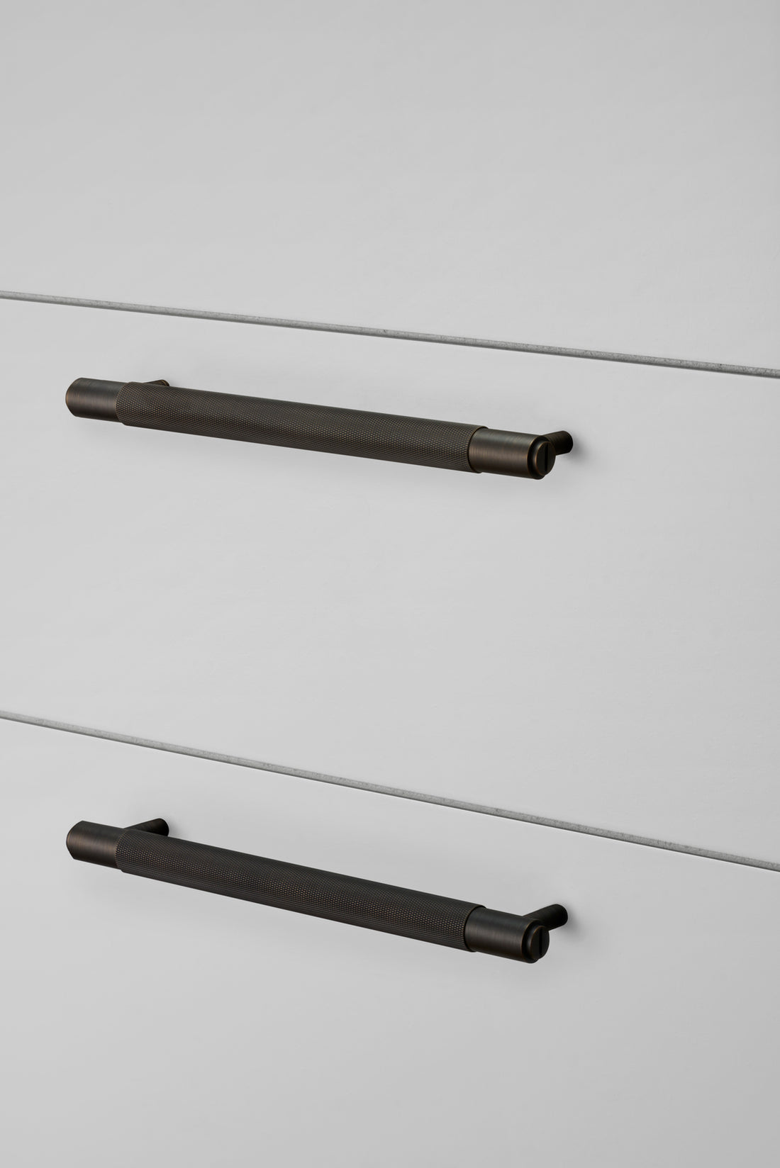 PULL BAR / CROSS / SMOKED BRONZE