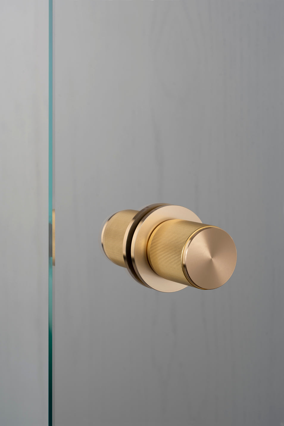 FAST DØRKNOP / DOBBELTSIDET / LINEAR / MESSING