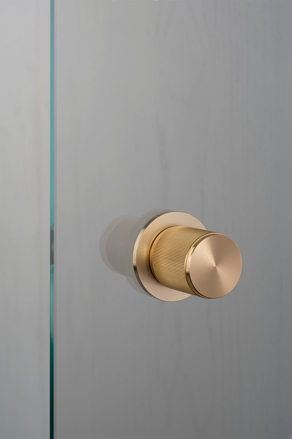 DOOR KNOB / LINEAR / BRASS