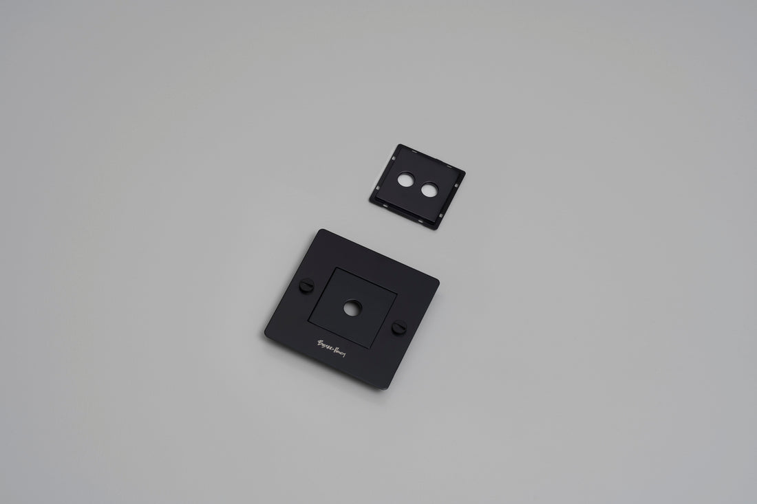 1G-frontplade / Med infills / Sort