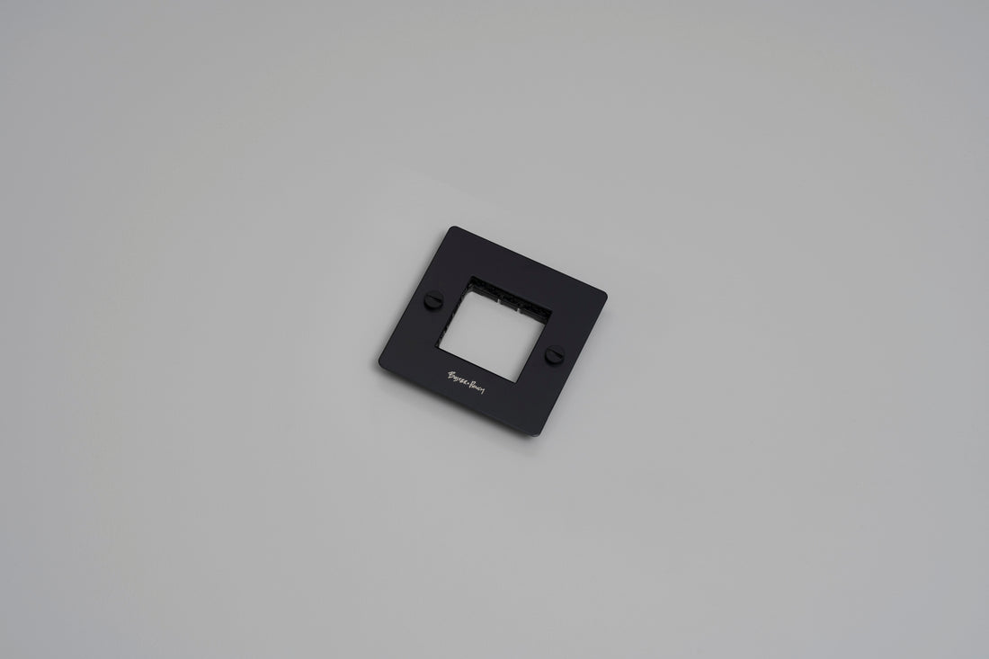 1G-frontplade / Uden infills / Sort