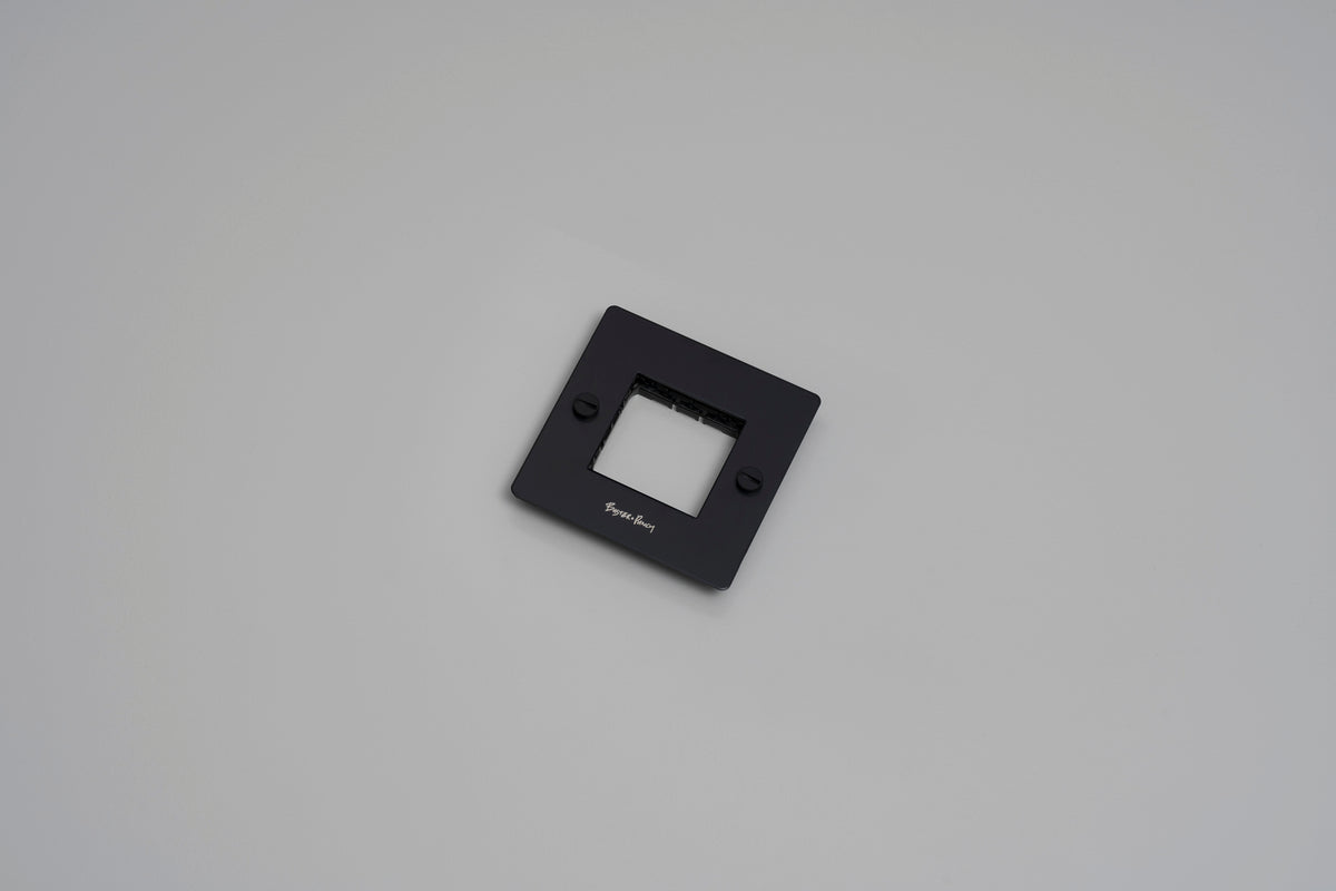 1G-frontplade / Uden infills / Sort