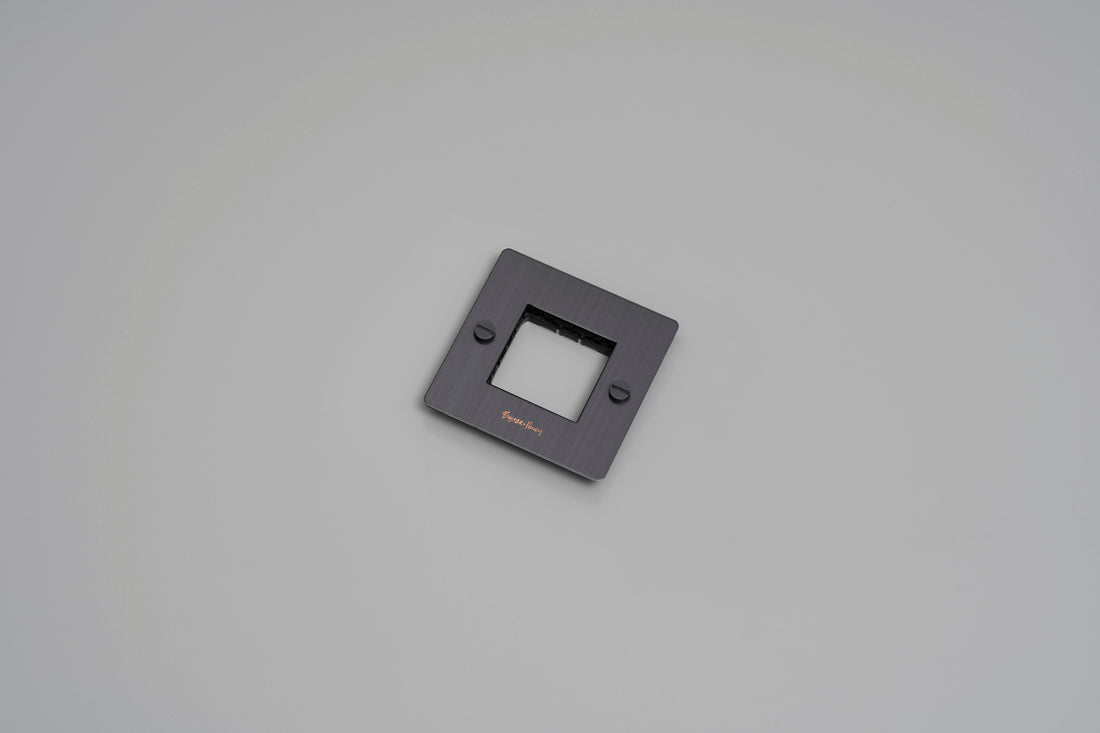 1G-frontplade / Uden infills / Smoked bronze