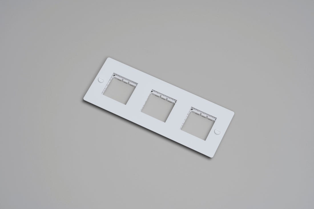 Buster + Punch 3G wall plate, horizontal, no infills, white