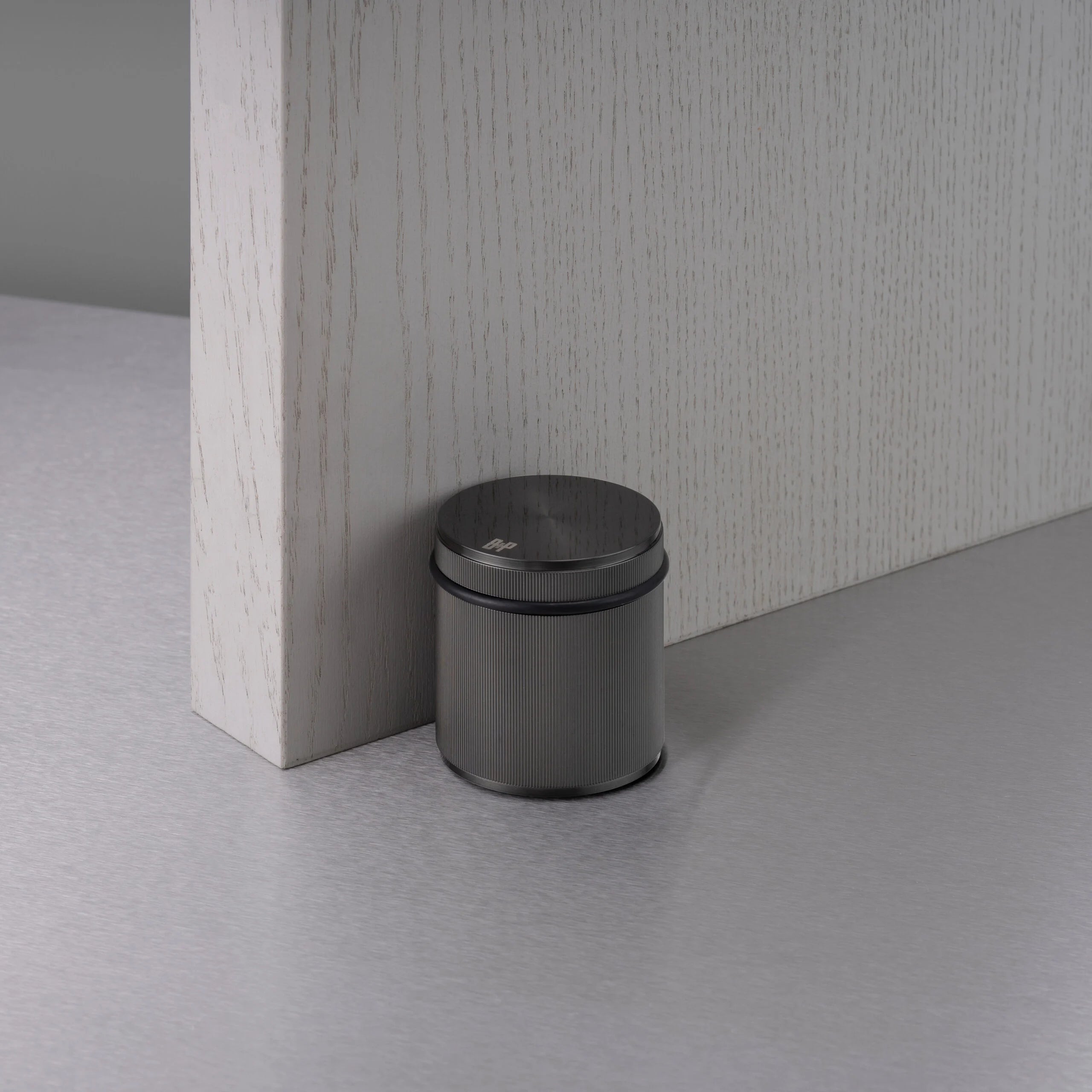 DØRSTOPPER / FRITSTÅENDE / GUN METAL