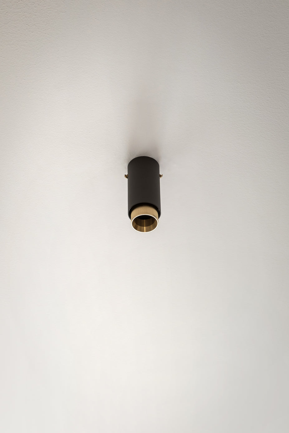 EXHAUST SURFACE SPOT / CROSS / GRAPHITE / MESSING