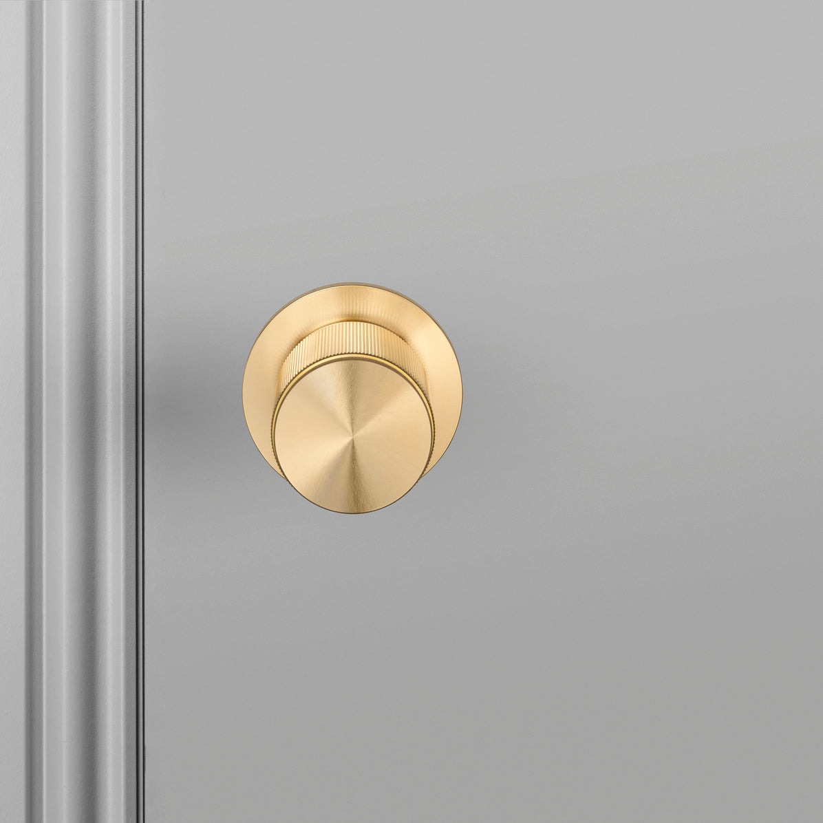 DOOR KNOB / LINEAR / BRASS