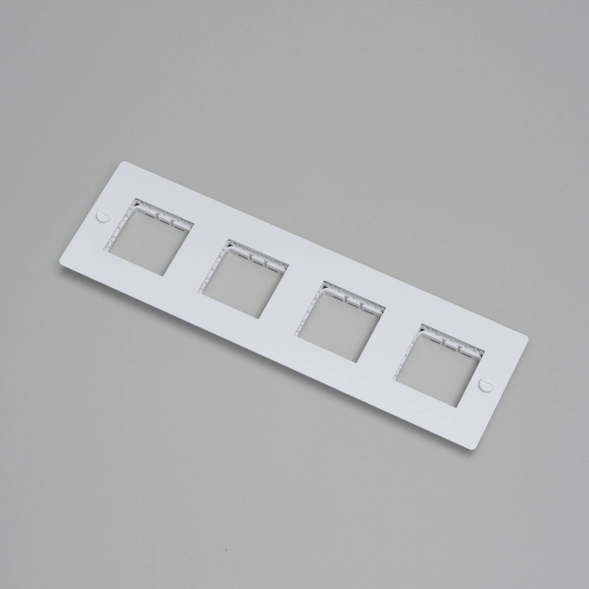 Buster + Punch 4G wall plate / Horizontal / Without infills / White